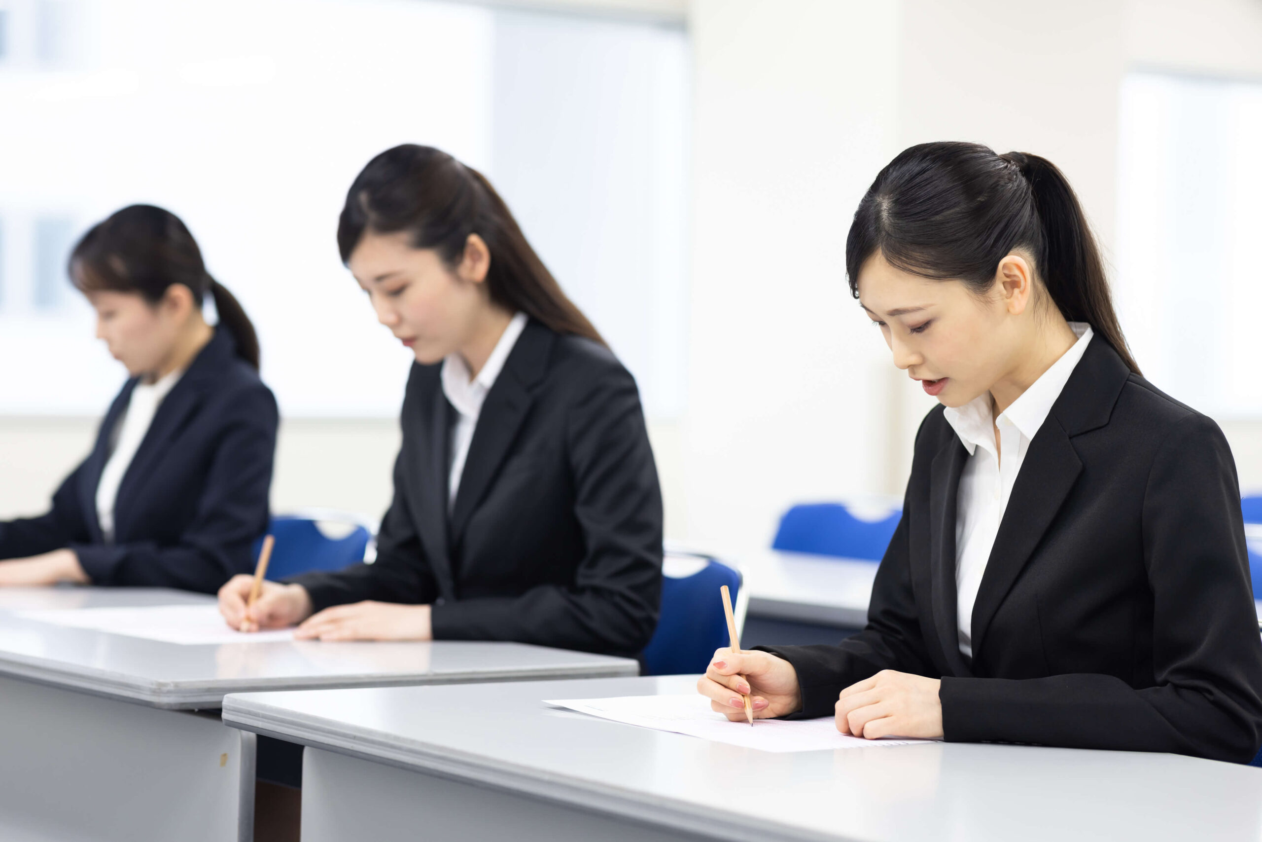 テストを受ける3人の女性